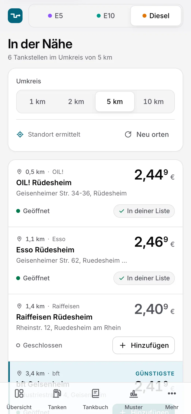 Umgebungssuche am iPhone: Umkreis 5 km gewählt, Liste mit Entfernung, Preis und Öffnungsstatus, Stationen lassen sich hinzufügen.